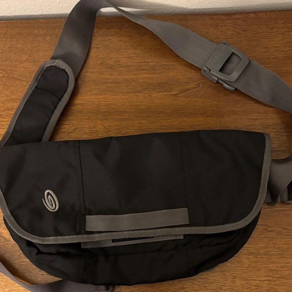 Timbuk2 Black & Gray Messenger Mini Bag‎ w/internal tablet pocket